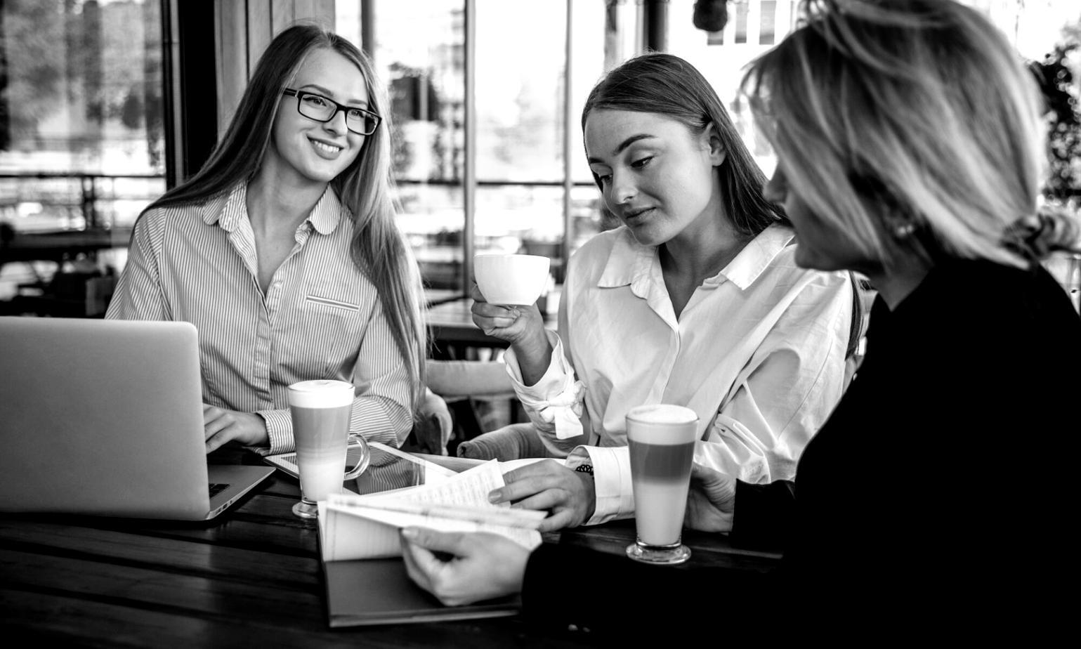 Persona organizando documentos financieros