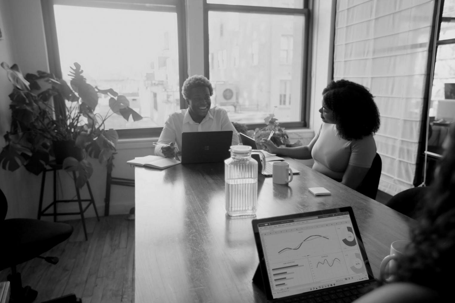 Personas trabajando juntas en estrategias financieras personales