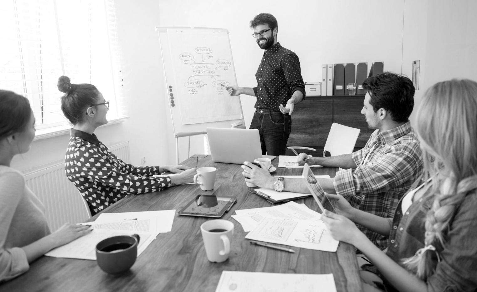 Estudiante revisando materiales de educación financiera